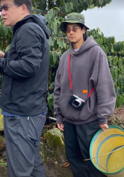 彭于晏穿搭休闲与友人出游 亲自采摘咖啡豆满足好奇心
