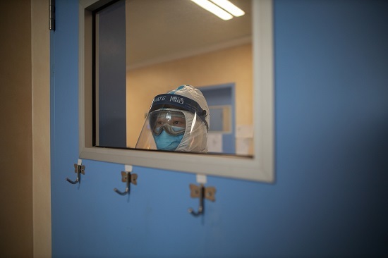 直击插管敢死队90秒：和患者口鼻相对，暴露高浓度病毒下