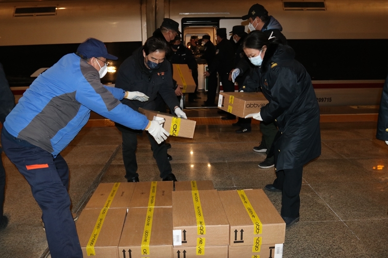 武汉站抗疫“头雁”突击队：中转超1800名医护7200箱物资