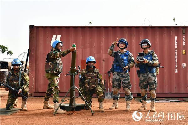 中孟赴马里维和部队开展协同防卫演练