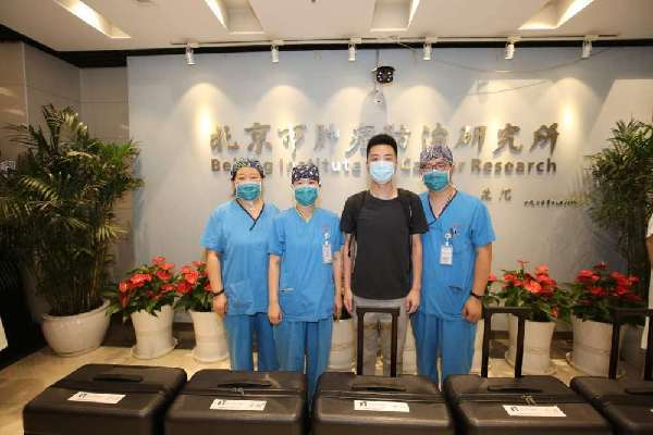 爱在心里口难开——一位抗“疫”男护士和“老爸”的情缘