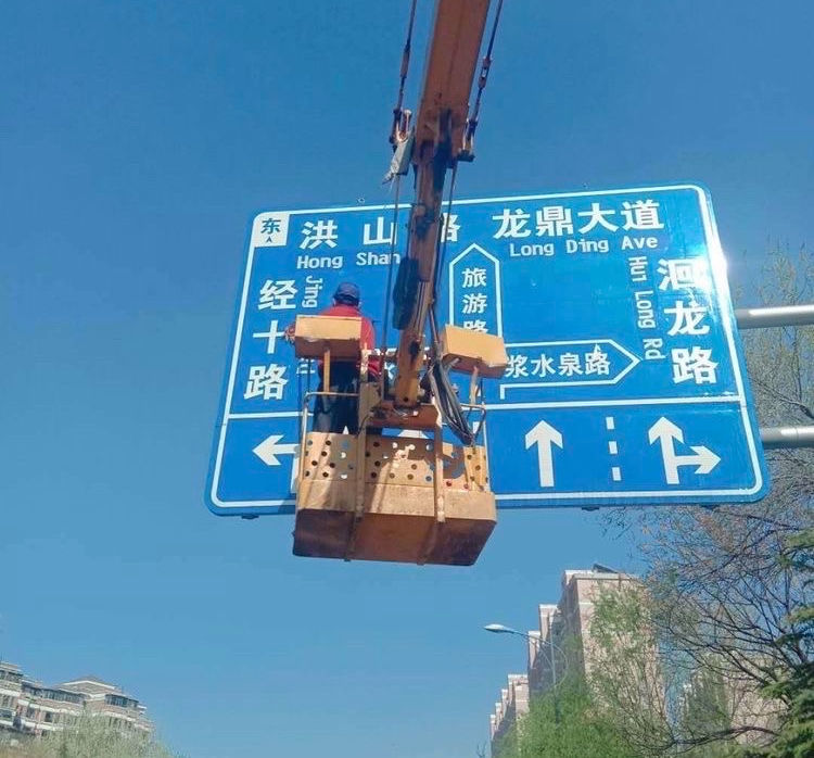 扮靓城市家具，提升城市品质，济南城管掀起爱国卫生运动热潮，干干净净喜迎五一