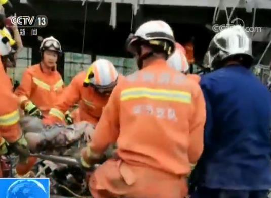 贵州毕节一施工工地大量脚手架倒塌 人员被困