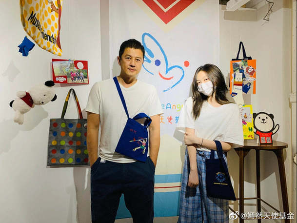 李亚鹏父女七夕节做义卖|李亚鹏父女七夕节做义卖，李嫣摆拍姿势神似王菲