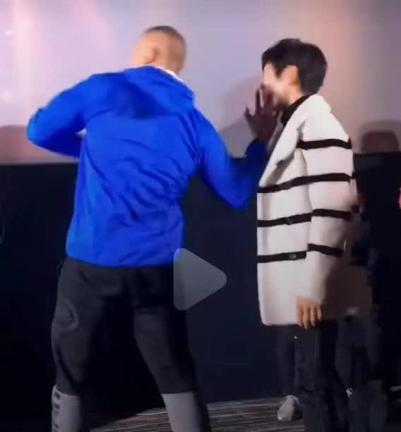 什么情况?向佐自曝曾遭霸凌 向佐首映被拳王扇脸是怎么回事?