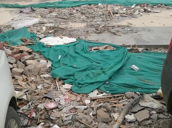 【啄木鸟在行动】历城区工业南路化纤厂路路口西北角大量建筑垃圾裸露