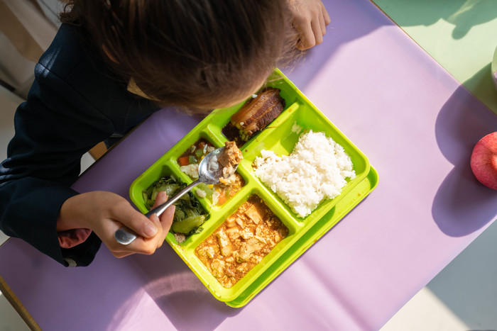 午间配餐服务100%全覆盖 济南市确定15处“中央厨房”让学生吃得饱更吃得好