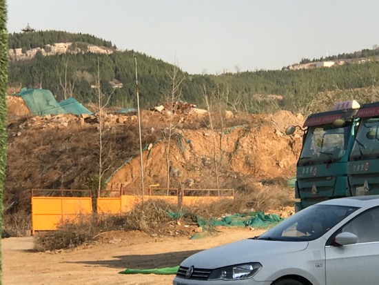 　　【啄木鸟在行动】历城区凤凰路附近有渣土未覆盖防尘网
