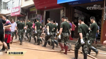 广西梧州、桂林等地洪水退去 武警助力清淤
