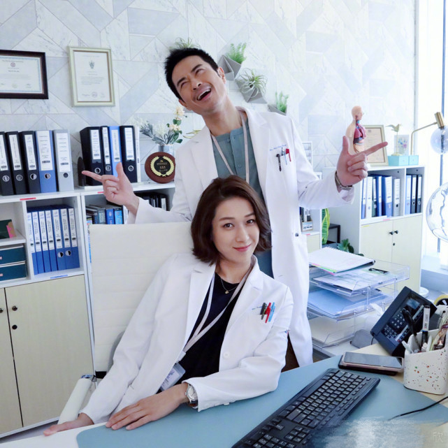 身材|钟嘉欣穿泳装秀身材，细腰长腿一点不像俩娃妈