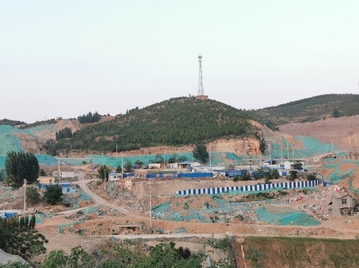 【啄木鸟在行动】老虎山隧道南入口东侧渣土裸漏