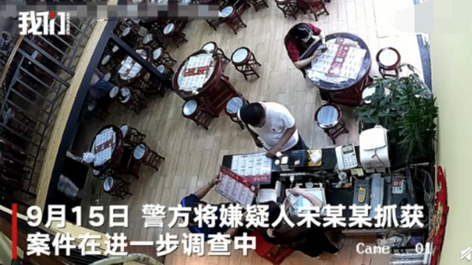 骗子互相配合，付2块找零90元！收银员：好像并没什么不对