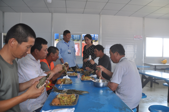 【网络中国节】端午节遇上“安全生产月” 农民工吃上“平安粽”