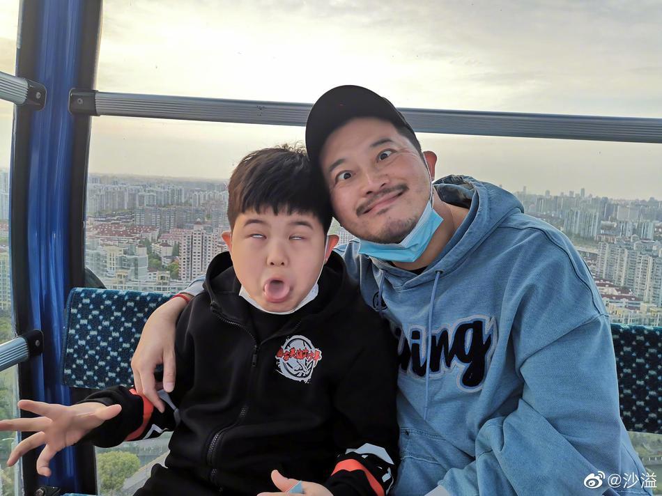沙溢晒与安吉合照 哄娃诀窍：“从不理到互动！以德服人！”