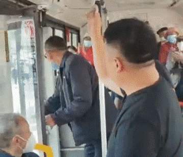 公交司机突然下车，乘客却集体鼓掌…