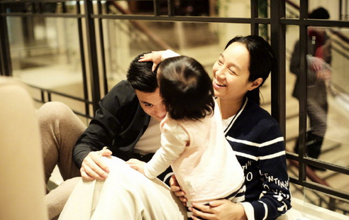 朱丹女儿正面照 一家三口这颜值我羡慕了