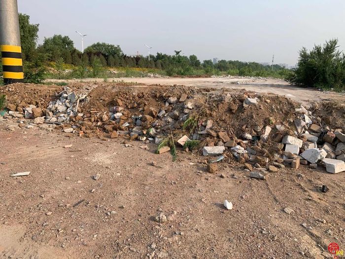 【啄木鸟在行动】绣江路和赭山南路交汇处附近建筑垃圾和渣土裸露