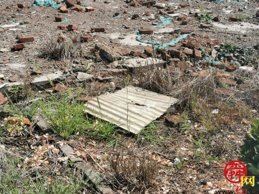 【啄木鸟在行动】章丘区柳岗路附近有渣土和建筑垃圾防尘网覆盖不全
