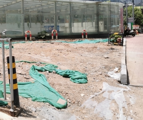 【啄木鸟在行动】三合街一处施工地带防尘网覆盖不全致渣土裸露