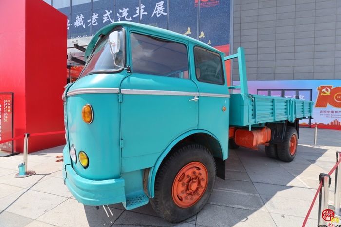 黄河jn150载重汽车,中国第一辆重型载重卡车,产于1960年,载重量8吨,由