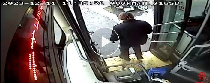 雪天路滑市民骑车摔倒  济南公交驾驶员暖心相助