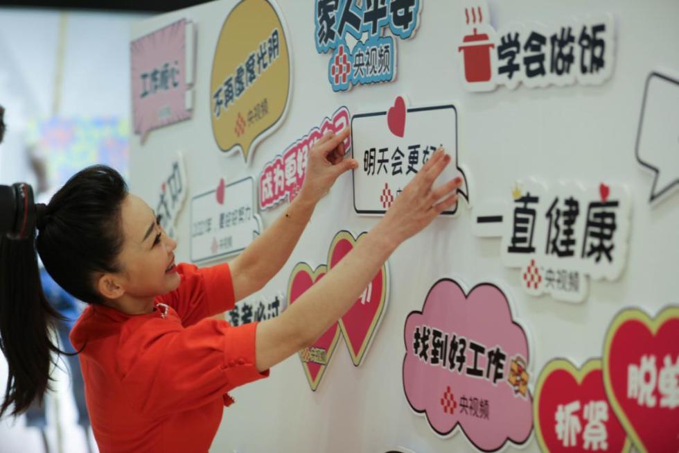 央视频冬日暖心快闪：永远相信《明天会更好》