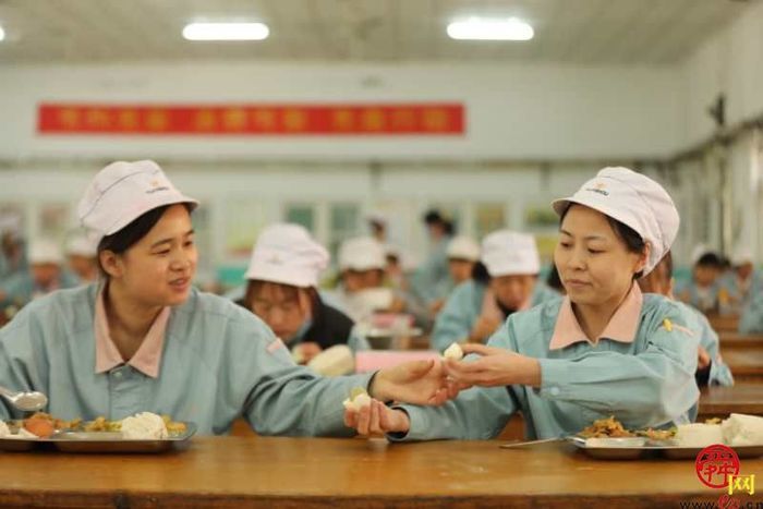 缝纫女工：一针一线　用“匠心”缝制人生