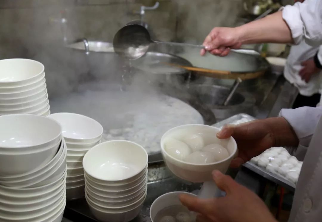 今夕元宵，月圆灯明，人长久，百病清！