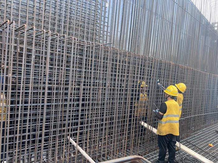 济郑高铁跨越经十西路连续槽型梁加速施工