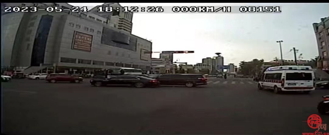 济南公交驾驶员闯红灯为救护车让出抢救时间