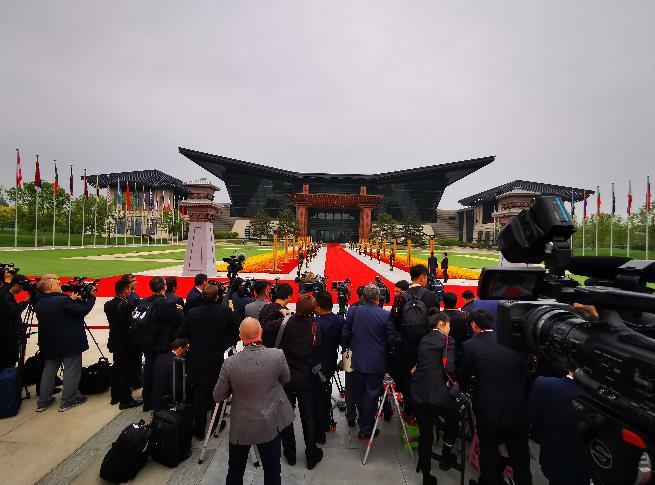 时政新闻眼丨习主席和39位外方领导人围桌共绘“工笔画”