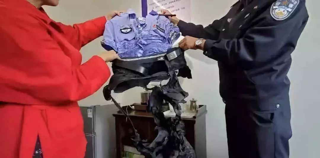 这身烧化的警服，看一次泪奔一次……这就是中国警察！