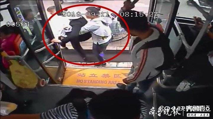 上车不便我扶你，下车不便我背你！济南公交驾驶员微小举动感人