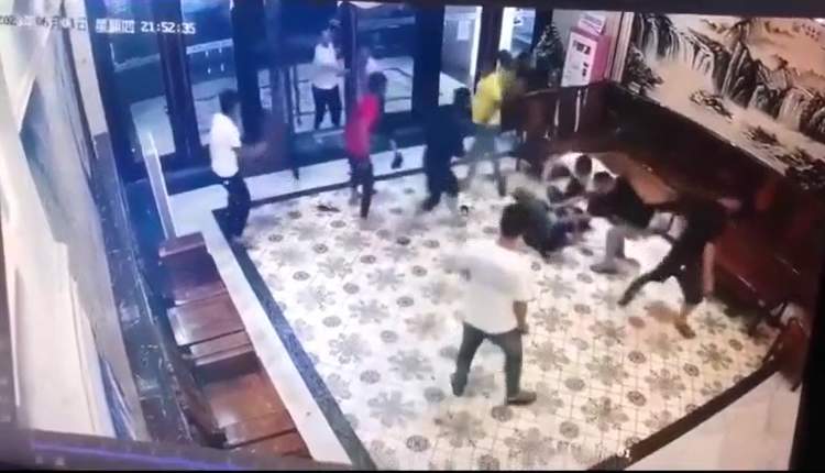 海南万宁一酒店10余人群殴 警方：斗殴人员已全部带至派出所，正在调查