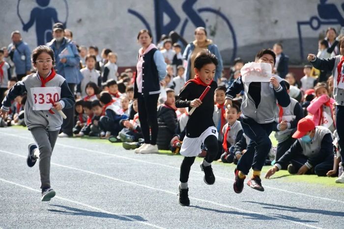 学长助力开心童年！让学生盼望许久的运动会是什么样的？