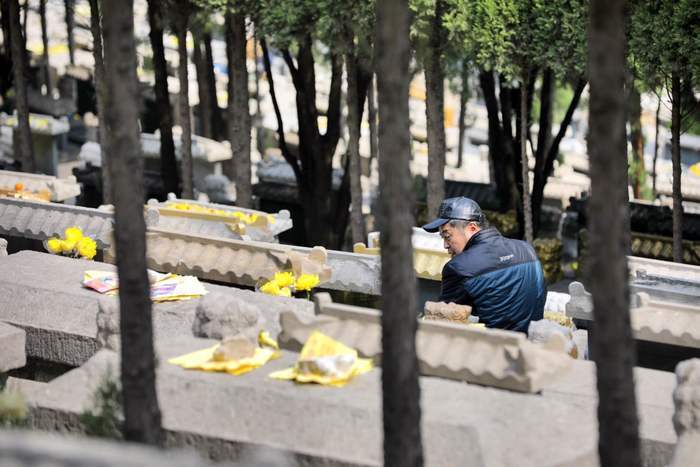 祭祀献花寄哀思 今日清明更文明
