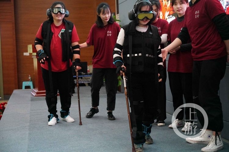 大学生躺裹尸袋“体验死亡”：活着，真好！