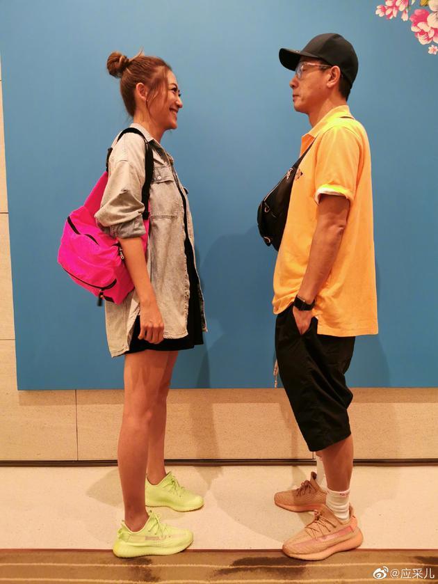应采儿晒与陈小春甜蜜对视照片 一个憋笑一个严肃