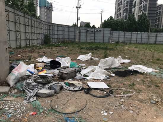 啄木鸟在行动：舜华北路和花园东路交叉口以西建筑垃圾裸露