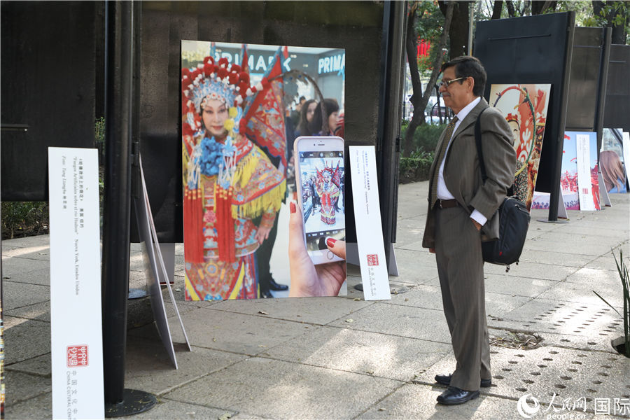 “欢乐春节”图片展在墨西哥城开幕