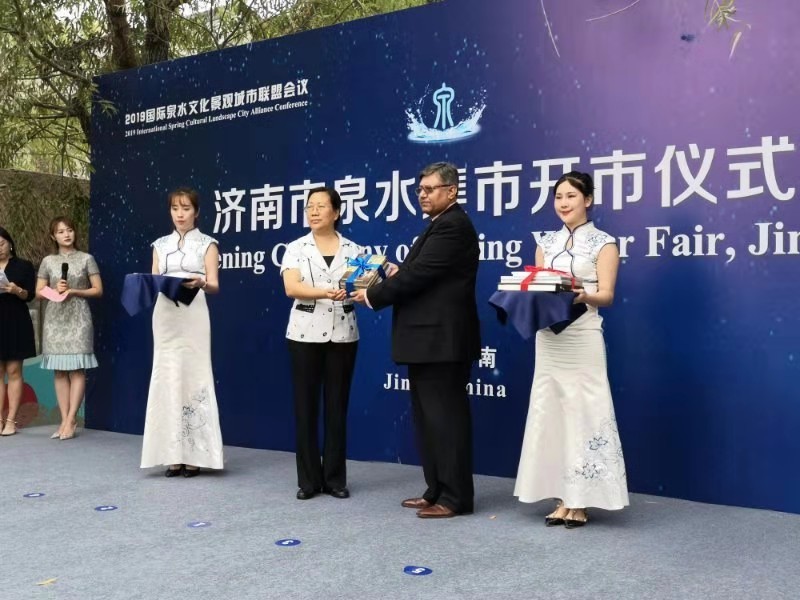 2019济南泉水集市“开市” 百余外宾组团感受泉水文化味儿