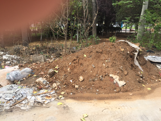【啄木鸟在行动】经十路凤凰南路东南角加油站西邻有渣土裸露