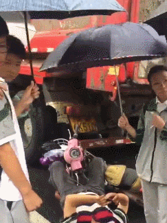 杭州这张雨中照片刷爆朋友圈！毕业最后一课 这群初中生交出满分答卷！