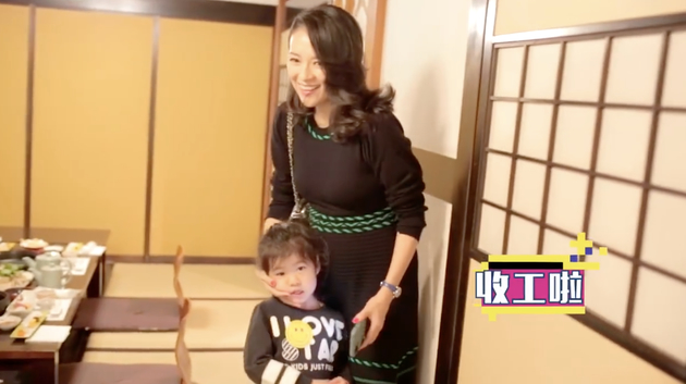 章子怡晒东京电影节vlog 收工后陪女儿醒醒