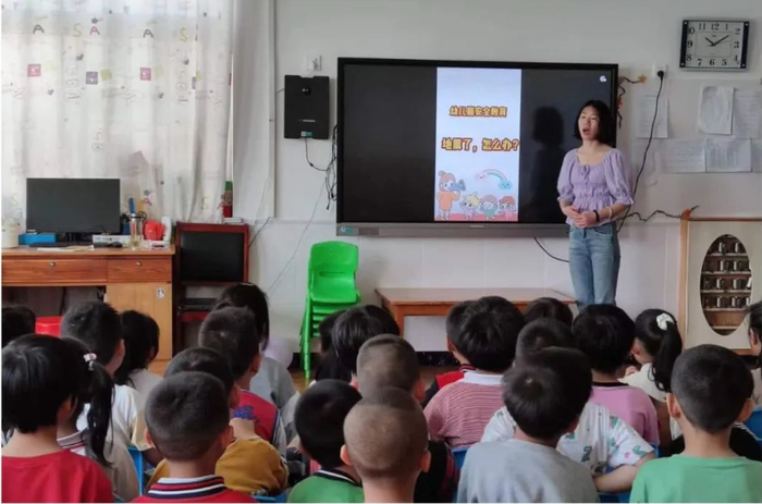 章丘区宁家埠中心幼儿园开展防震逃生演练