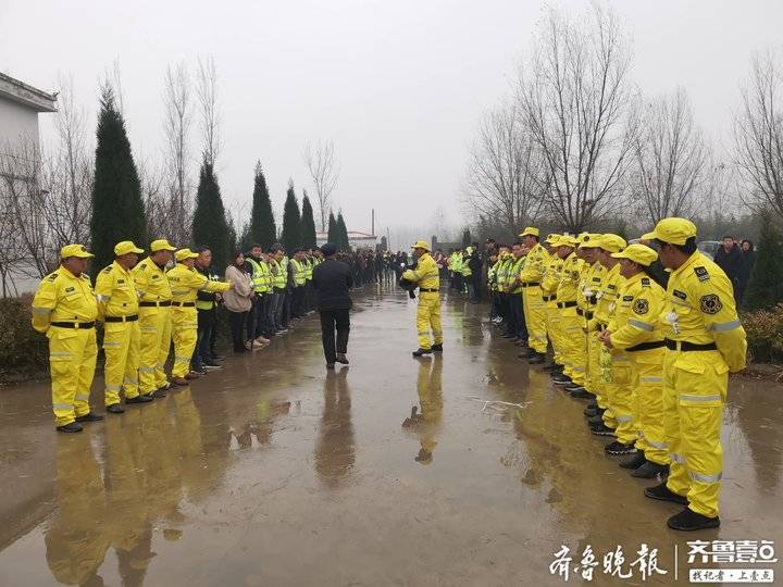 张雪领追悼会在郓城举行，社会各界群众自发前往送别