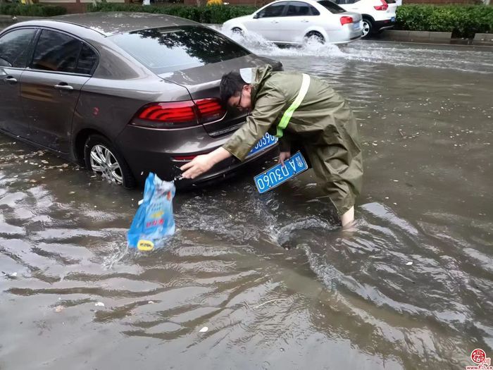 暴雨天您掉车牌了吗济南公交喊您认领