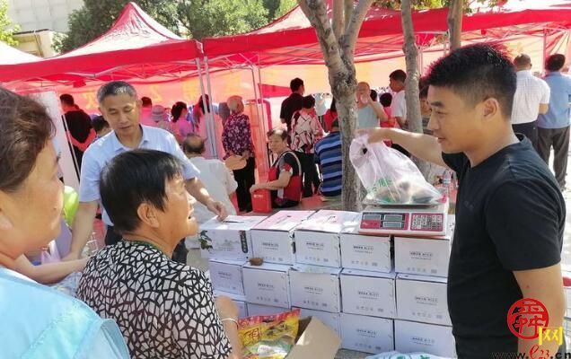 打赢扶贫攻坚战！甸柳新村街道举办“湘西永顺农产品扶贫特卖会”