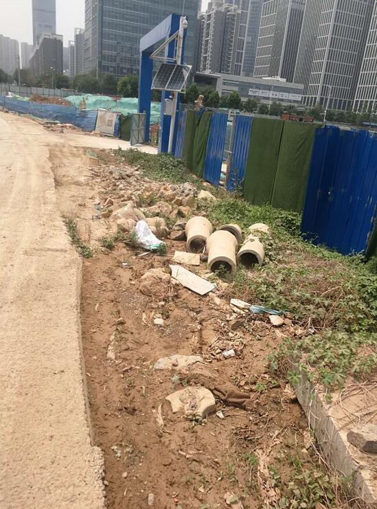 【啄木鸟在行动】高新区龙奥北路与凤凰路丁字路口东侧附近渣土覆盖不全