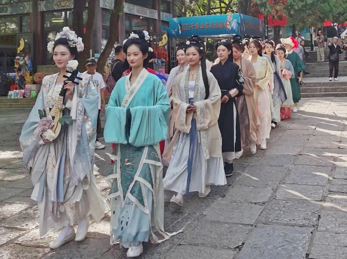 人气十足！10月1日千佛山、动物园等公园景区迎来假期首个客流高峰